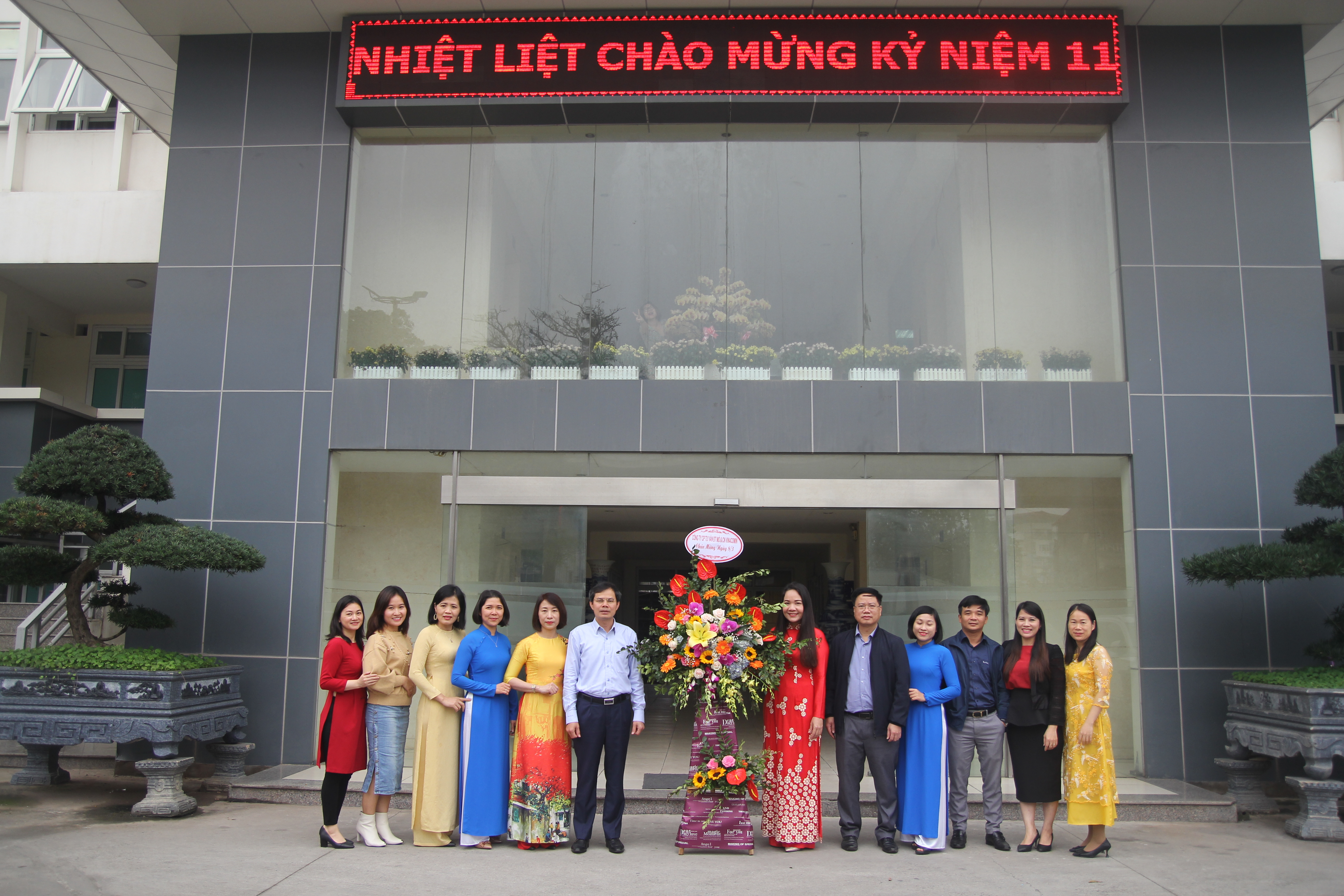 VIMCC领导班子为国际妇女节献上鲜花和祝贺